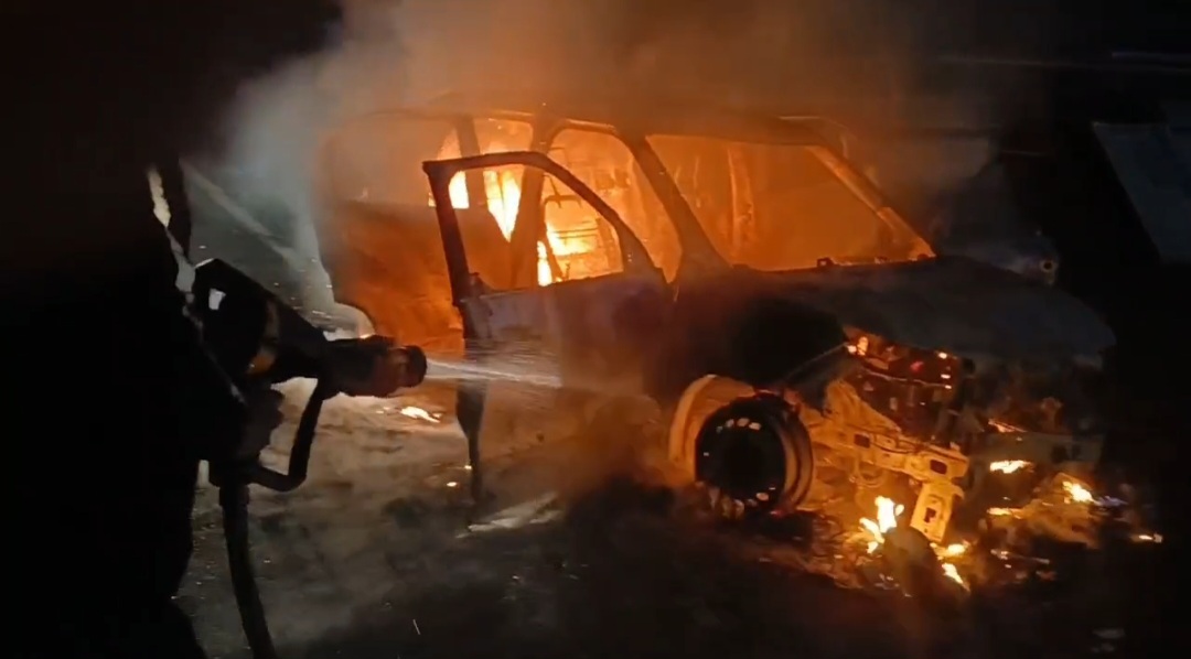 चलती कार बनी आग का गोला, कूद मार कर चालक ने बचाई जान