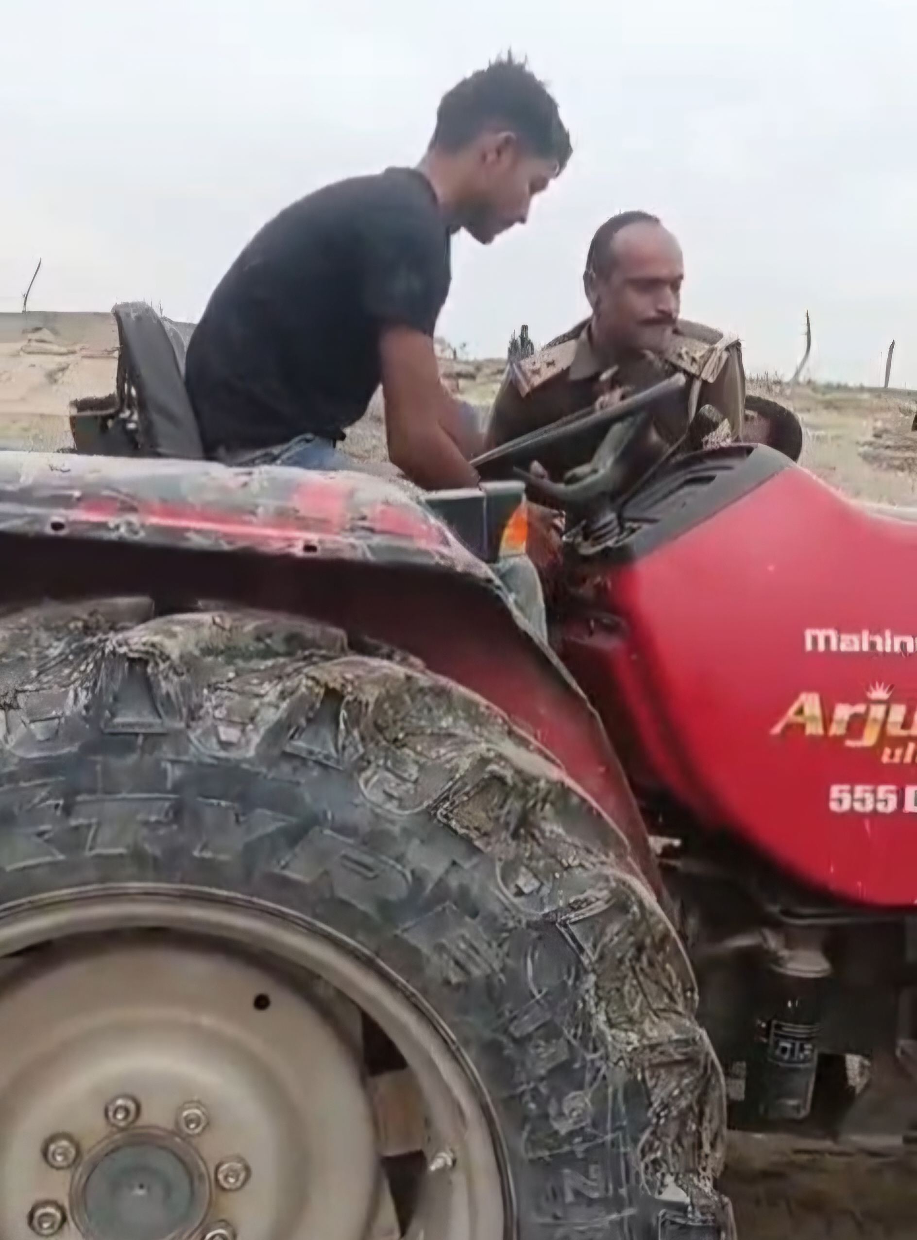 अवैध खनन रोकने गए वनकर्मियों पर हमला, ट्रैक्टर से कुचलने की कोशिश