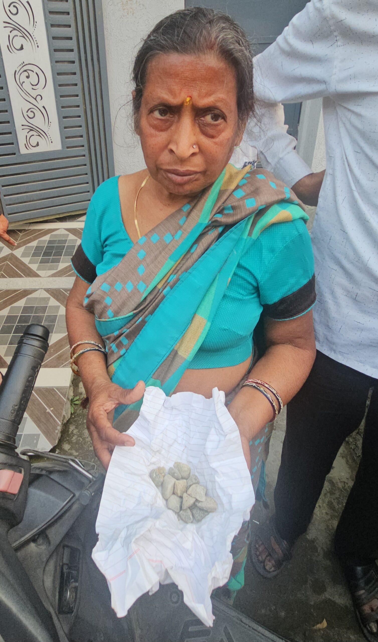 रुद्रपुर: सम्मोहन के जाल में फंसी बुजुर्ग महिला, ठगों ने उड़ाए 15 लाख के जेवर