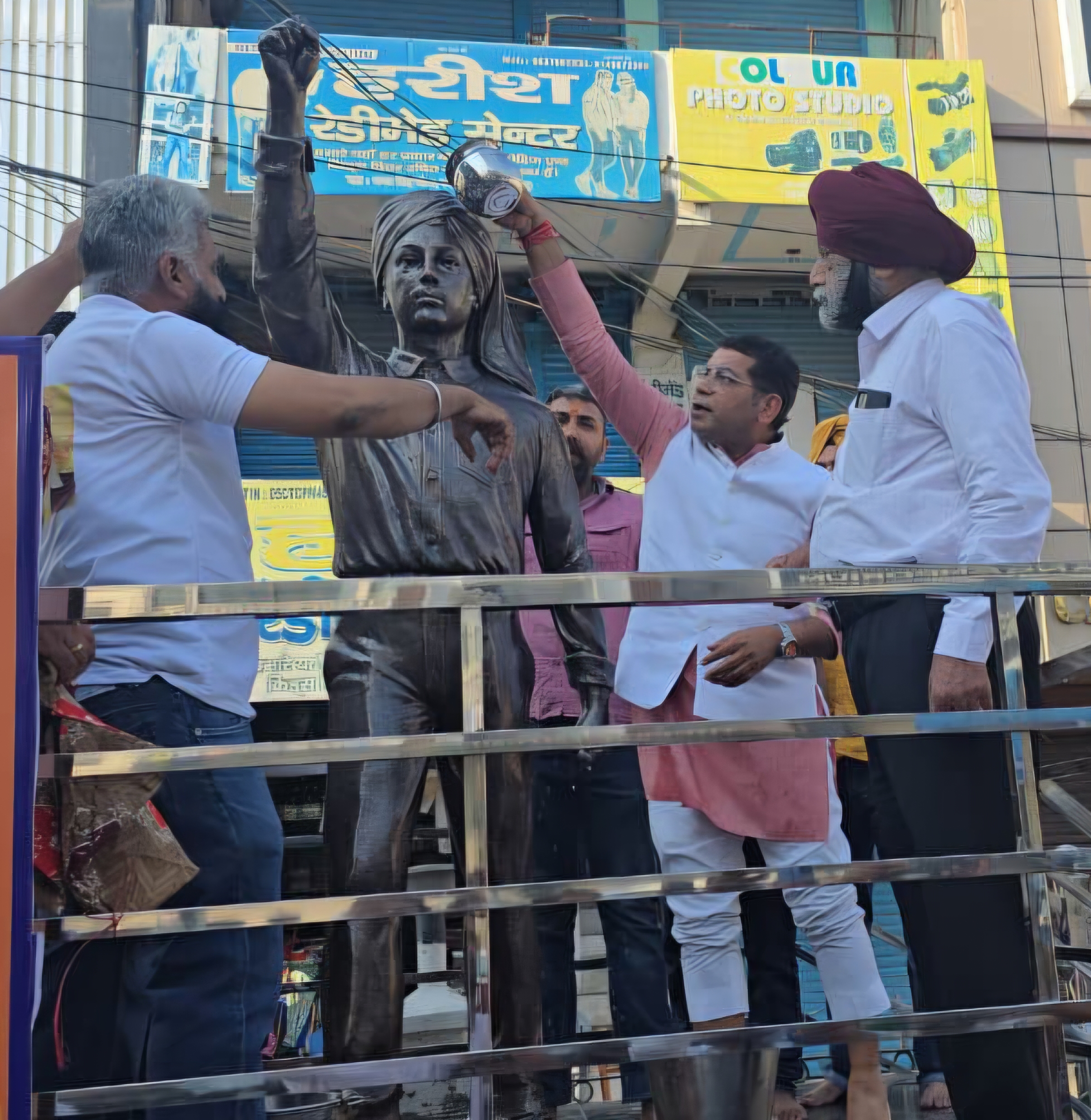 रुद्रपुर में शहीद भगत सिंह की प्रतिमा पर सियासी संग्राम