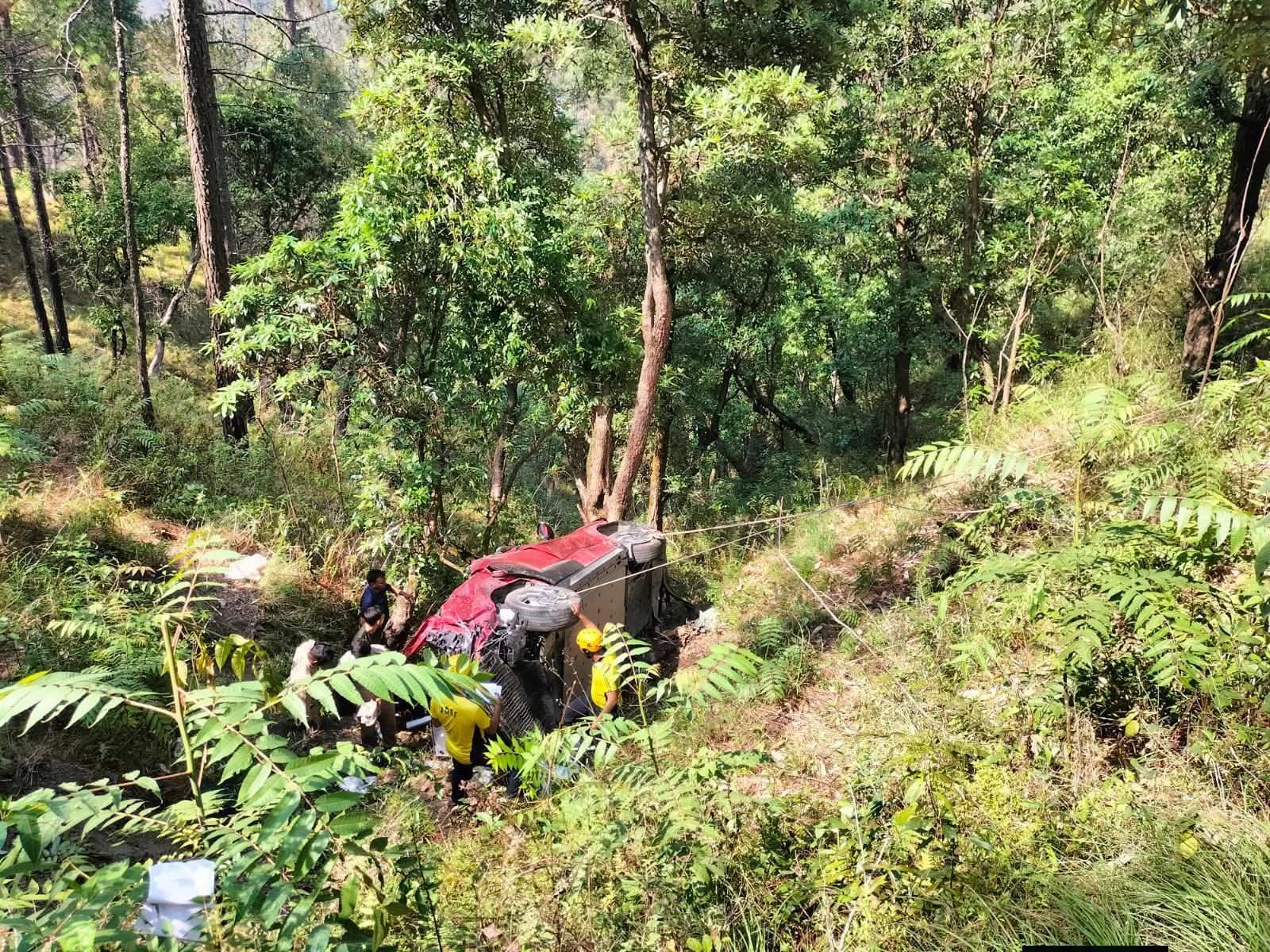 भवाली मार्ग पर 100 फीट गहरी खाई में गिरी कार, एक ही परिवार के चार लोगों समेत पांच की मौत