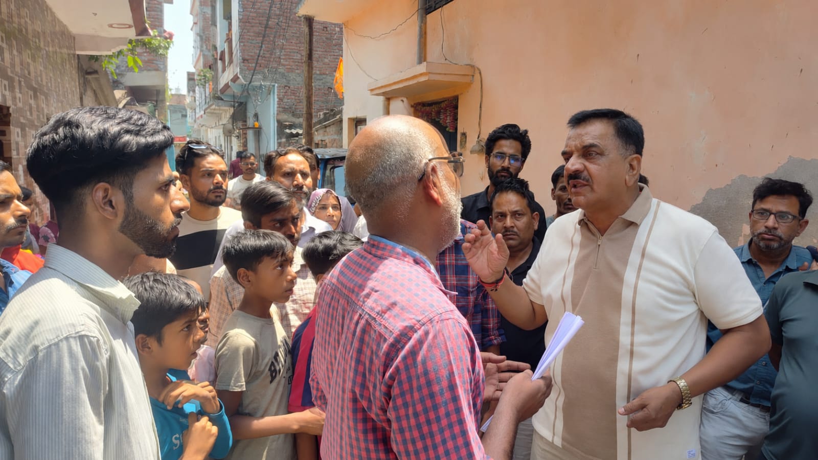 बिजली विभाग की टीम को झेलना पड़ा भारी विरोध