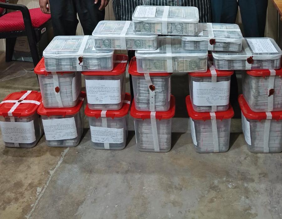 बच्चों के खेलने वाले नोटों से देश की अर्थव्यवस्था को लगा रहे थे चूना