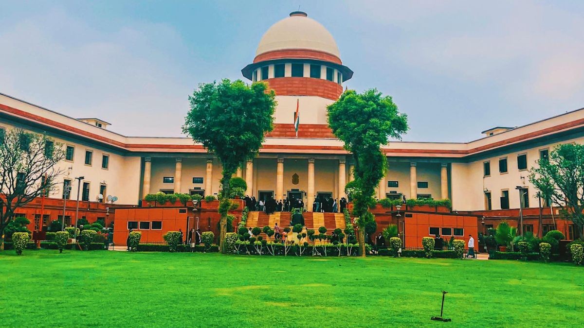 पत्नी की लाश के पास खड़ा था पति, दी थी सुसाइड की थ्योरी