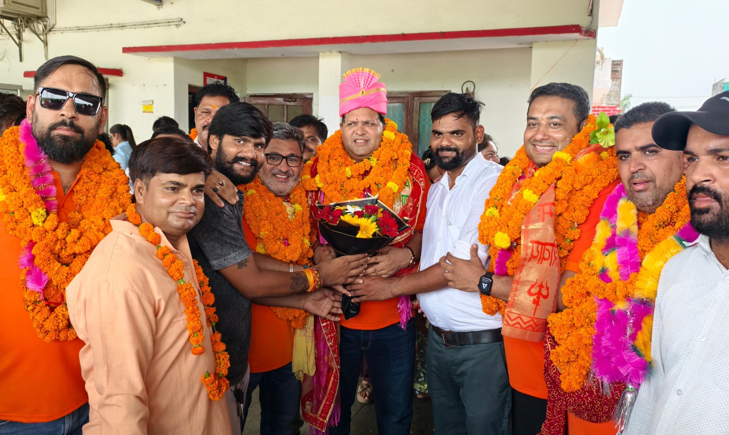 जब रेलवे स्टेशन कर गूंजे हमारा विधायक कैसा हो… के नारे