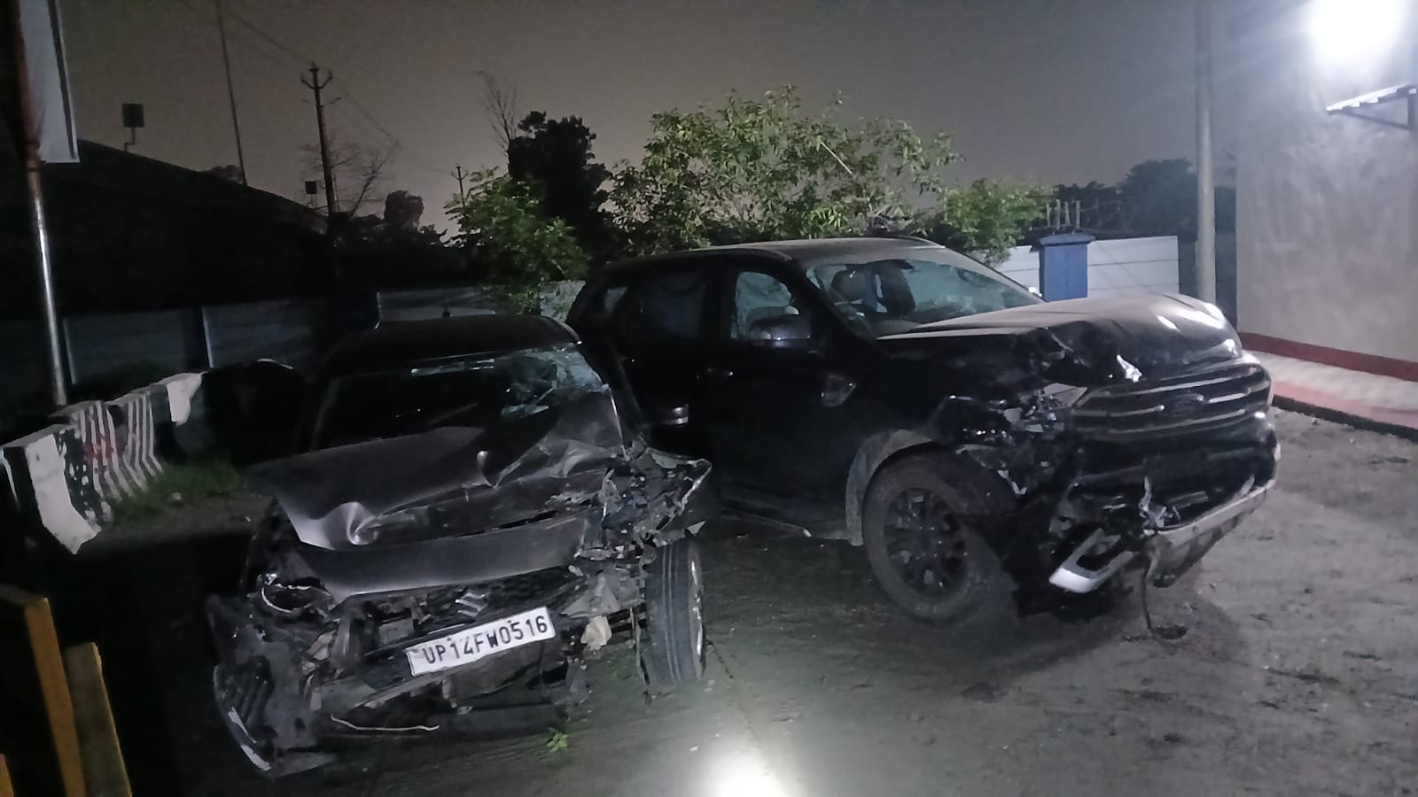 भैंस को बचाने की कोशिश में दो कारों की भीषण भिड़ंत, एक की मौत