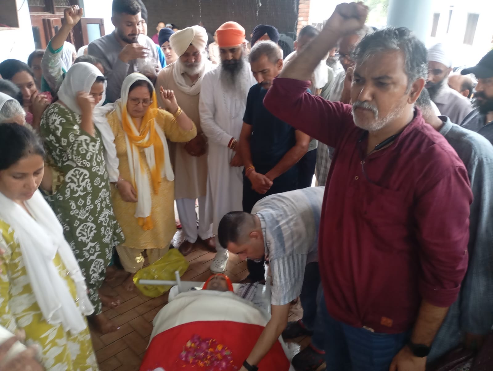 जन आंदोलनों के एक युग का अंत, नारों से दी गई अंतिम विदाई