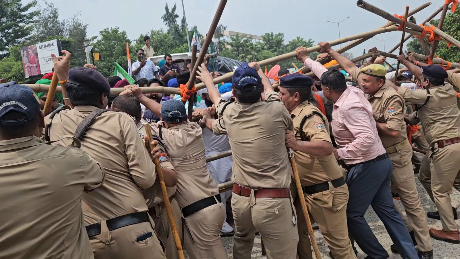 कलेक्ट्रेट गेट पर किसानों का कब्जा, तोड़ी बैरिकेडिंग