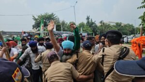 कलेक्ट्रेट गेट पर किसानों का कब्जा, तोड़ी बैरिकेडिंग