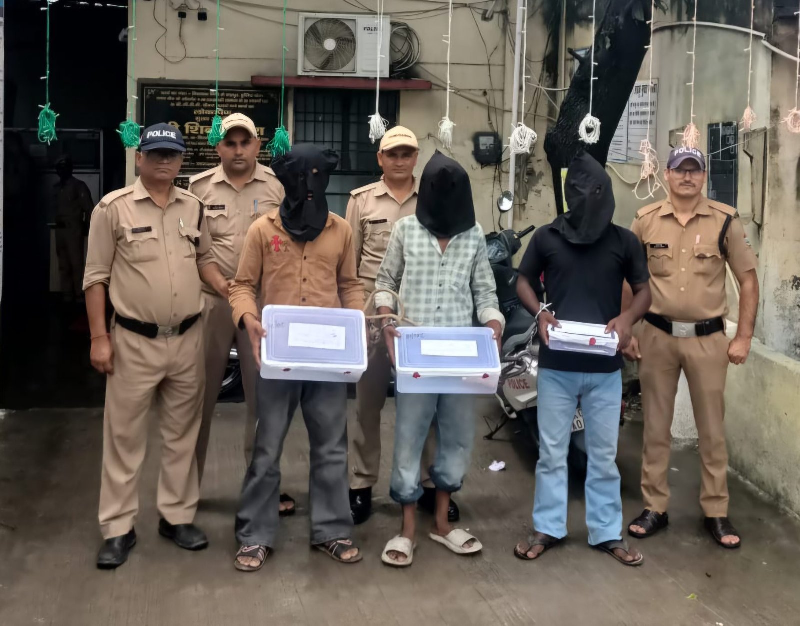 जुलूस में हथियार लहराने और हुड़दंग मचाने वाले 6 आरोपी गिरफ्तार