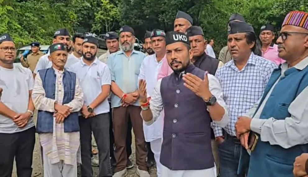 शहीदों के श्रद्धांजलि के साथ दिखी सियासी रस्साकशी