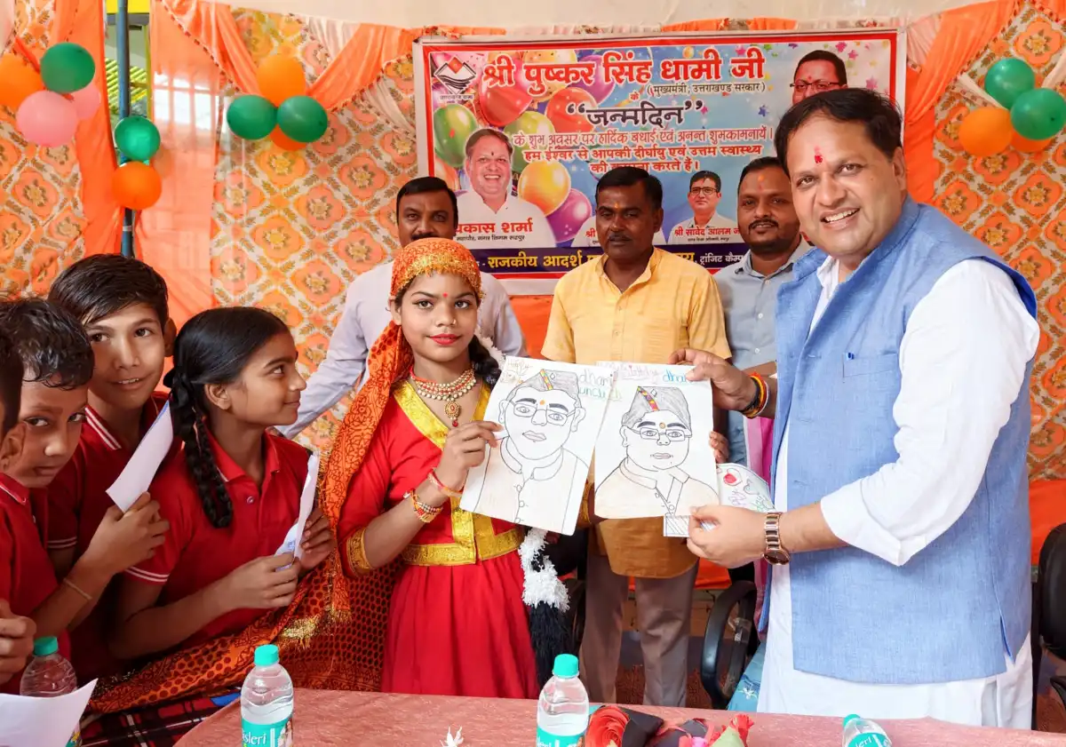 सीएम धामी के जन्मदिन पर रुद्रपुर में बच्चों संग काटा केक, बांटे स्कूल बैग