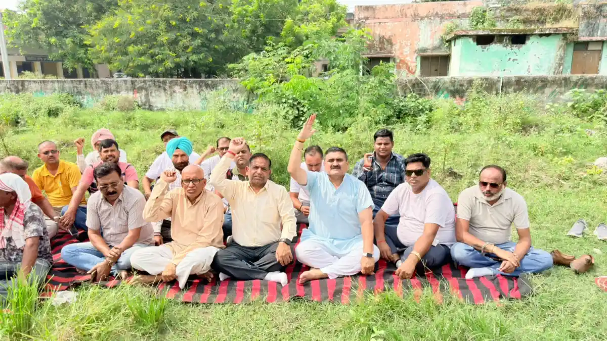 नारियल फोड़ा, सड़क खोदी… फिर भूल गए!