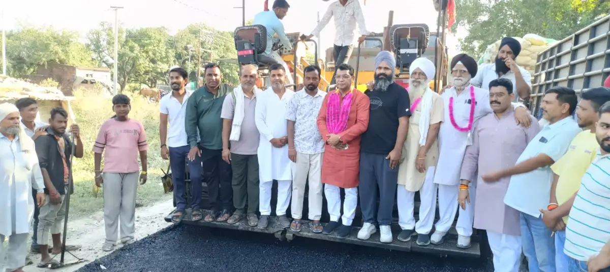 40 साल बाद बदलेगी महतोष–मानूनगर मार्ग की सूरत, 4 किमी सड़क पर ब्लैकटॉपिंग शुरू