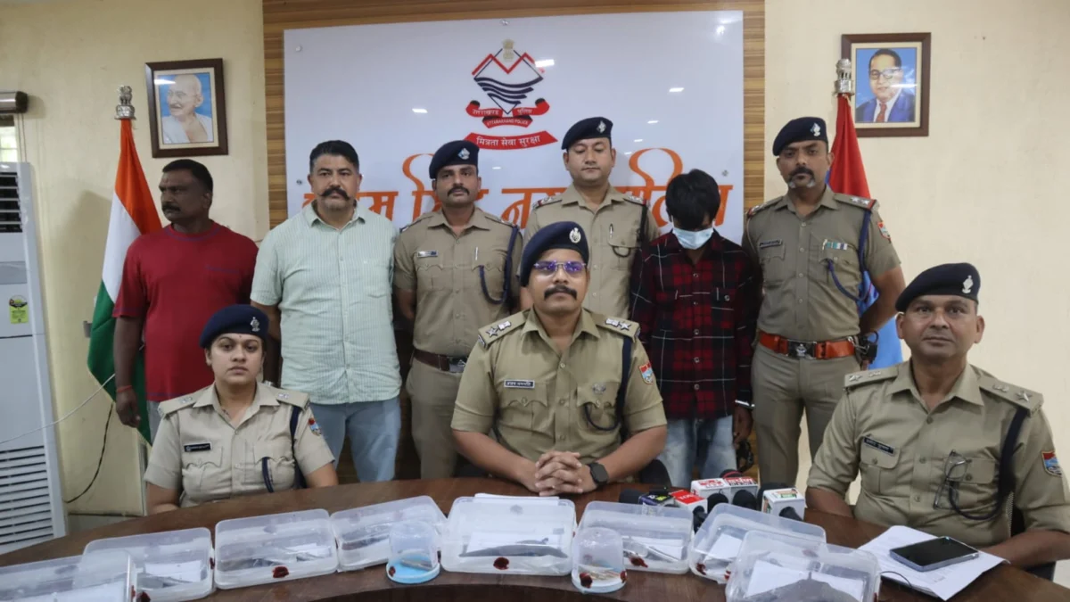 पुलिस को देखते ही बरसाईं गोलियां, गन्ने के खेत में भागे बदमाश